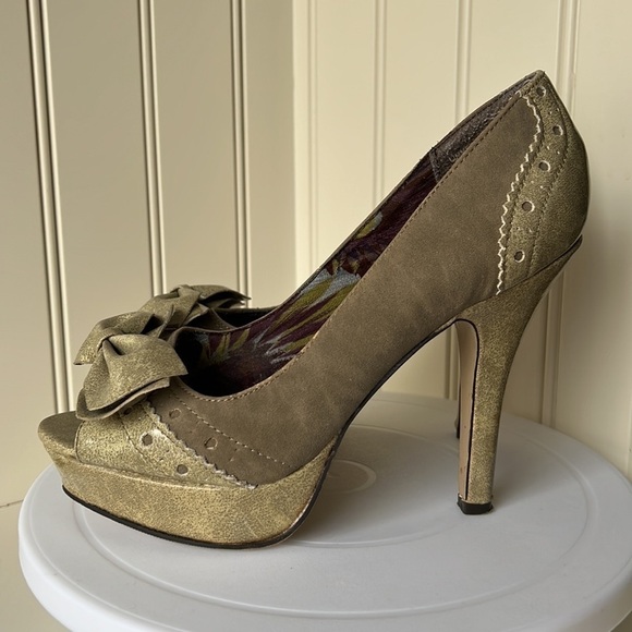 MADDEN GIRL Limmeric Tan Gold Big Bow Peep Toe Platform Heels Shoes 7.5 - Picture 8 of 17